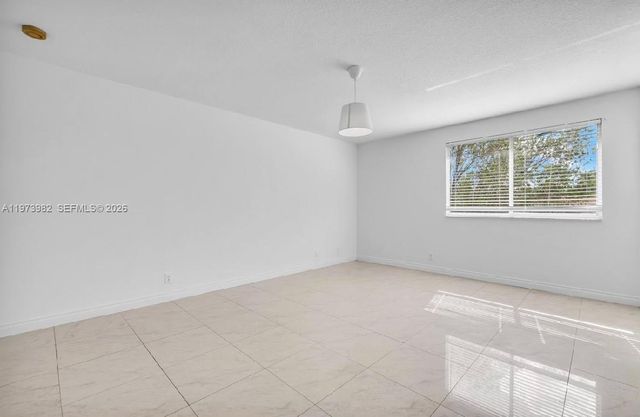 1386 Canary Island Dr, Weston, FL 33327