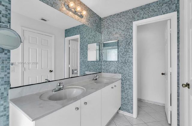 1386 Canary Island Dr, Weston, FL 33327