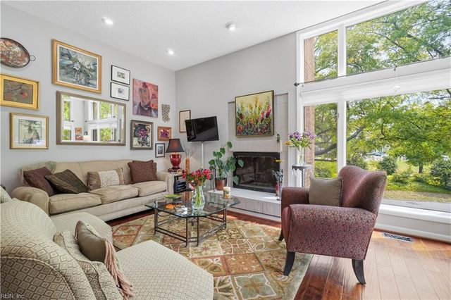 696 Mowbray Arch Apt 930, Norfolk, VA 23507