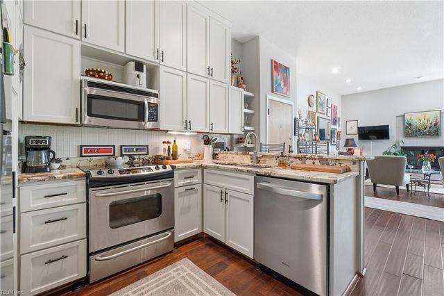 696 Mowbray Arch Apt 930, Norfolk, VA 23507