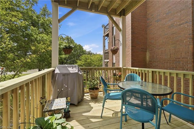 696 Mowbray Arch Apt 930, Norfolk, VA 23507