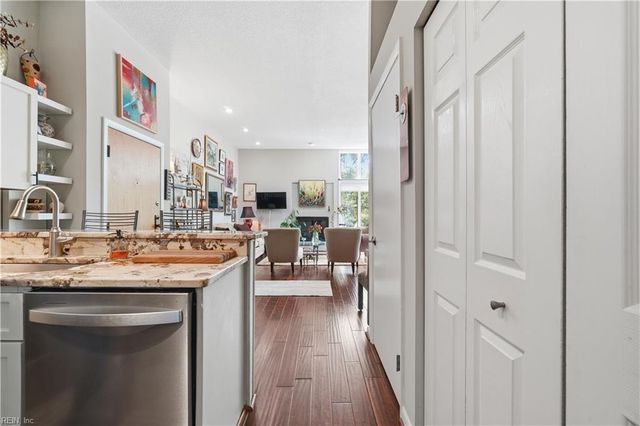 696 Mowbray Arch Apt 930, Norfolk, VA 23507