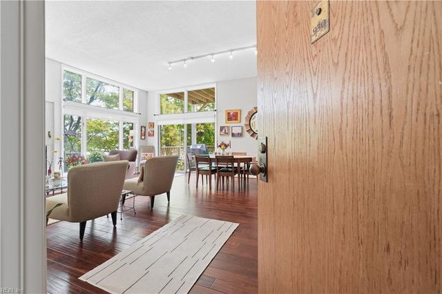 696 Mowbray Arch Apt 930, Norfolk, VA 23507