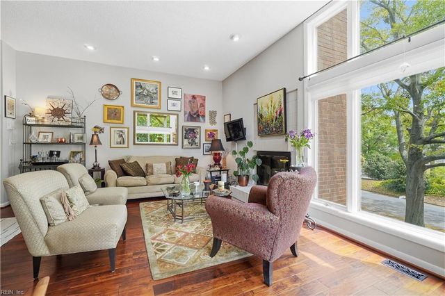 696 Mowbray Arch Apt 930, Norfolk, VA 23507