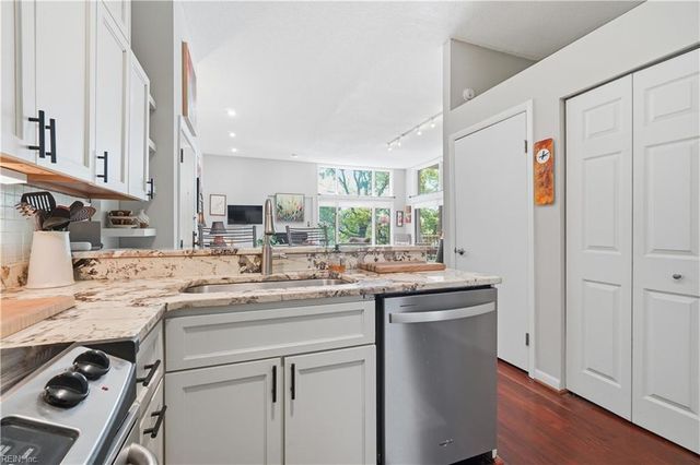 696 Mowbray Arch Apt 930, Norfolk, VA 23507