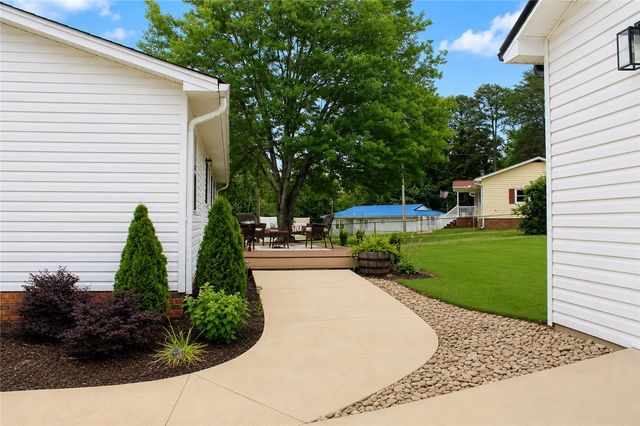100 Meadowood Drive, Easley, SC 29640