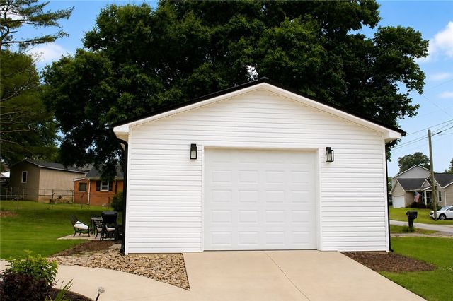100 Meadowood Drive, Easley, SC 29640