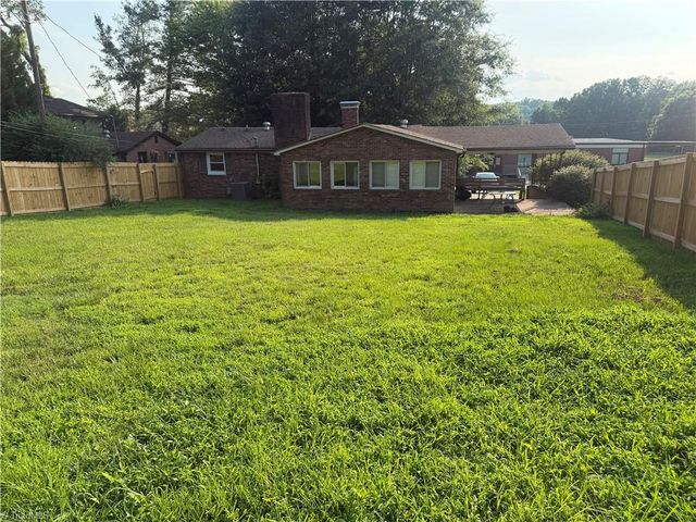 612 School Street, Walnut Cove, NC 27052