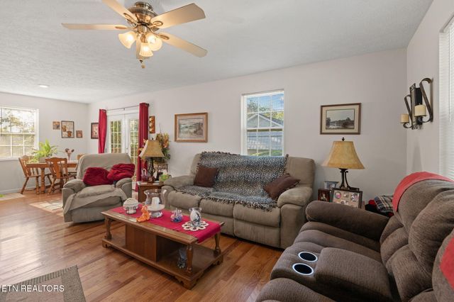 717 Shaw St, Clinton, TN 37716