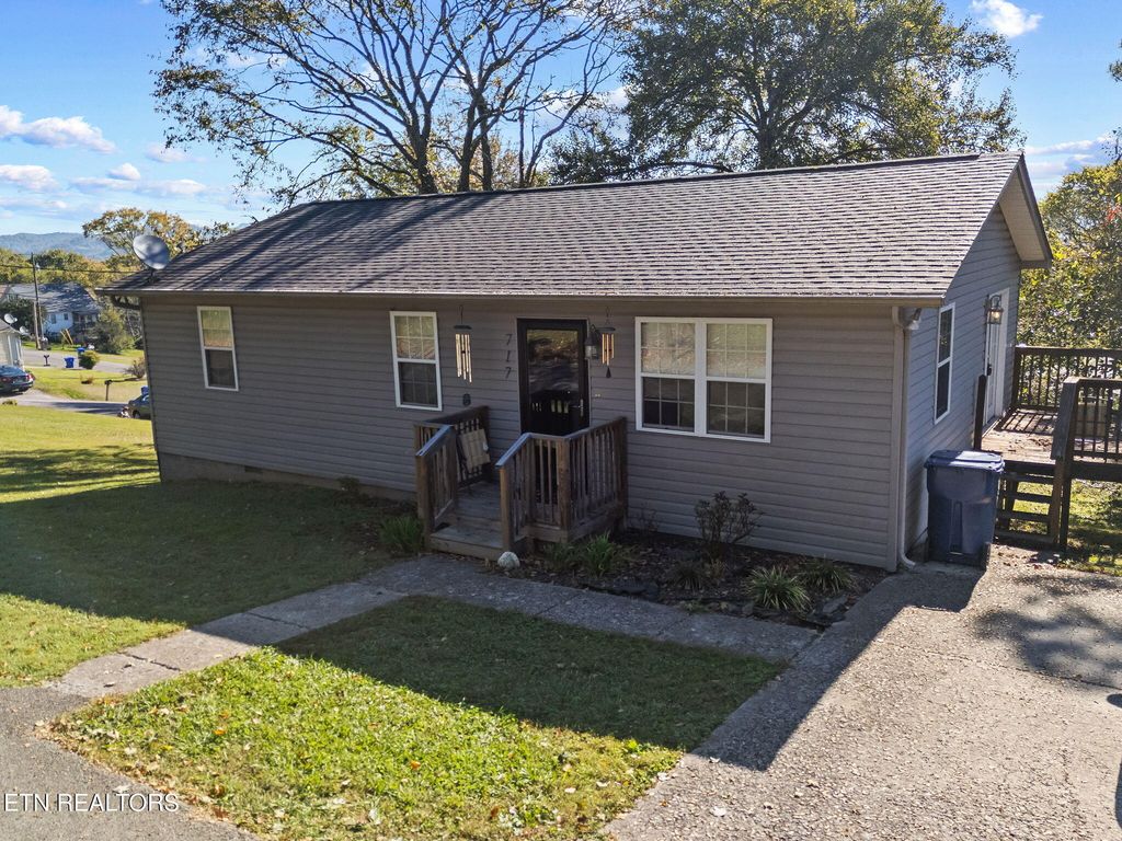 717 Shaw St, Clinton, TN 37716