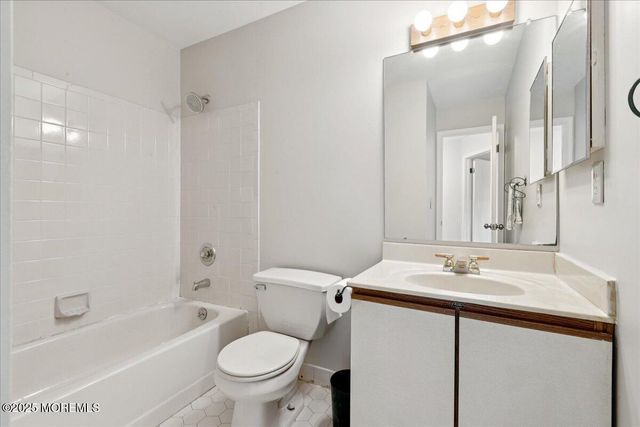 437 Dorchester Way, Manalapan, NJ 07726