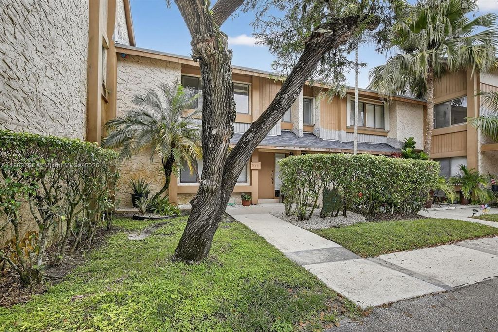 247 Wimbledon Lake Dr, Plantation, FL 33324