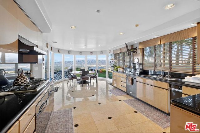 7833 Torreyson Drive, Los Angeles, CA 90046