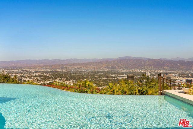 7833 Torreyson Drive, Los Angeles, CA 90046