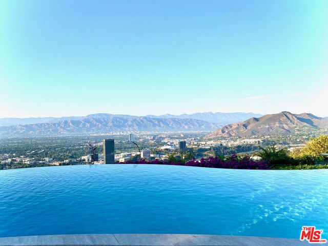 7833 Torreyson Drive, Los Angeles, CA 90046