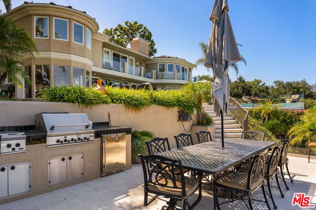 7833 Torreyson Drive, Los Angeles, CA 90046