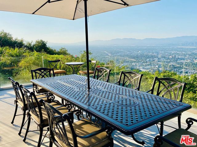 7833 Torreyson Drive, Los Angeles, CA 90046