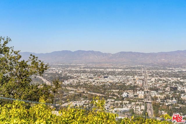 7833 Torreyson Drive, Los Angeles, CA 90046