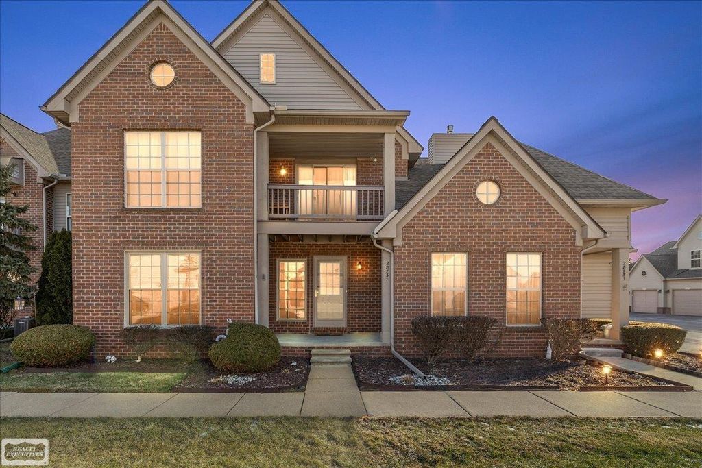 28737 Sheffield Ct Court, Chesterfield Twp, MI 48047