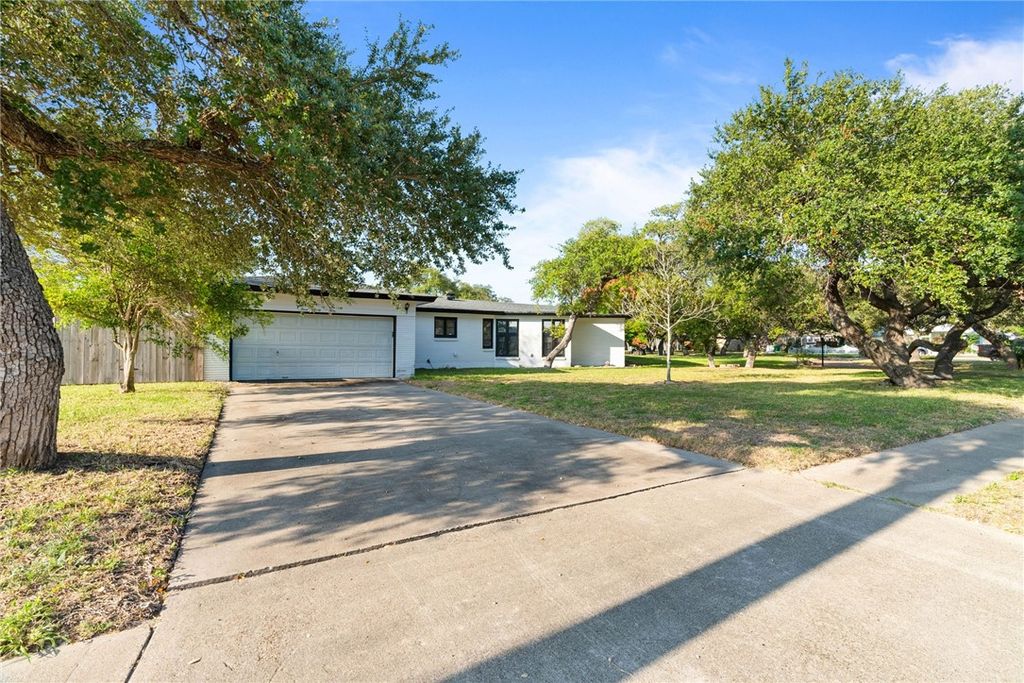 343 W Wheeler Ave, Aransas Pass, TX 78336 — photo 3