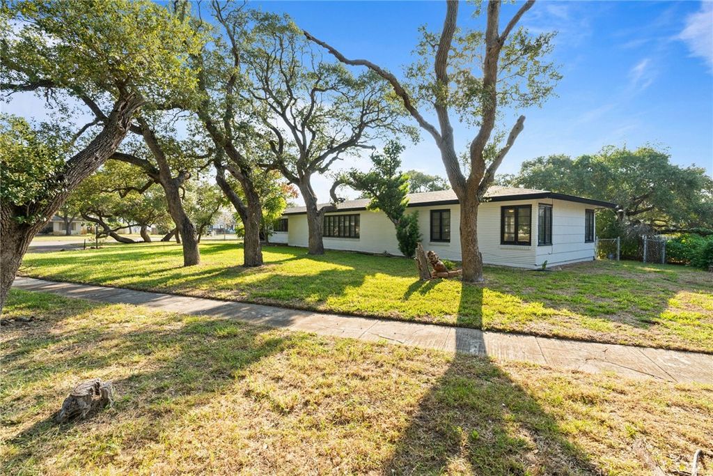 343 W Wheeler Ave, Aransas Pass, TX 78336 — photo 4