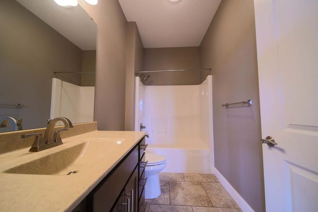 4935 Utica Ridge Road 220, Davenport, IA 52807