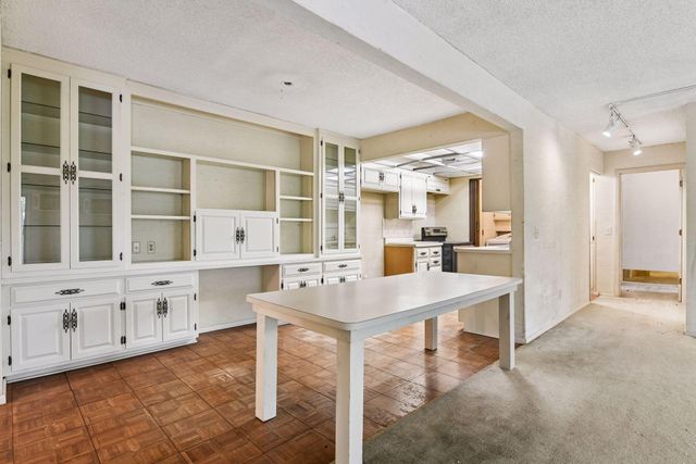 205 Barry Avenue S 320, Wayzata, MN 55391