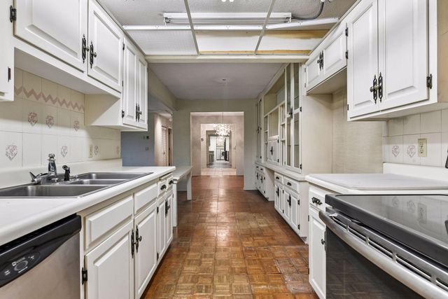 205 Barry Avenue S 320, Wayzata, MN 55391