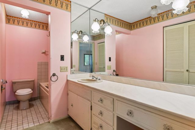 205 Barry Avenue S 320, Wayzata, MN 55391