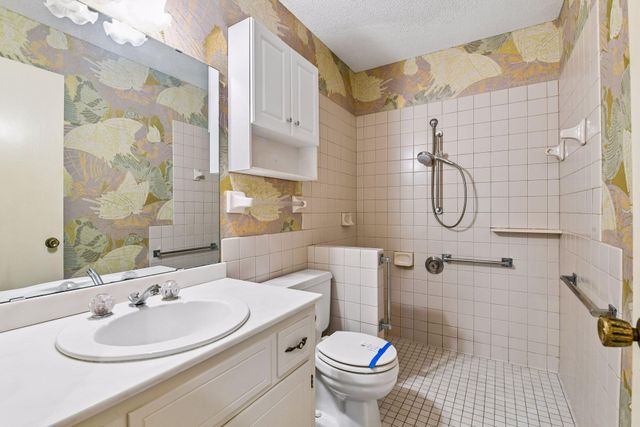 205 Barry Avenue S 320, Wayzata, MN 55391