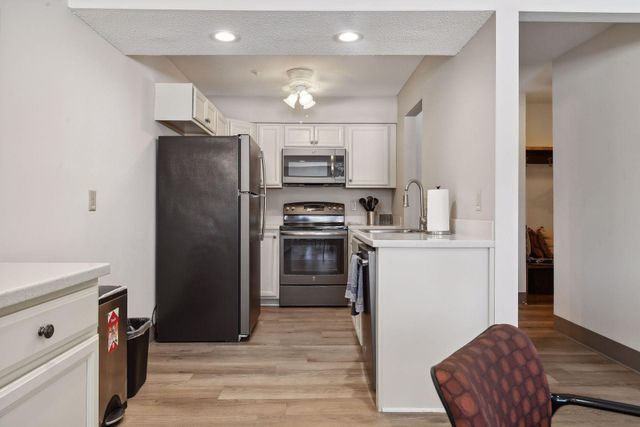 205 Barry Avenue S 320, Wayzata, MN 55391
