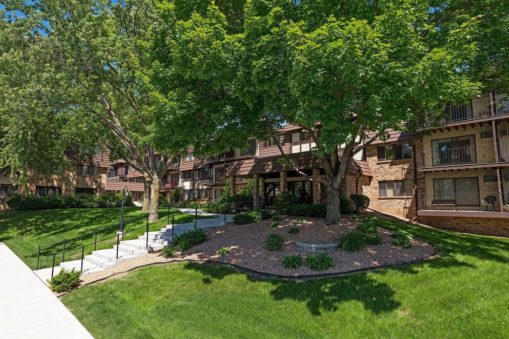 205 Barry Avenue S 320, Wayzata, MN 55391