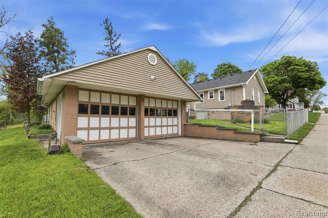 237 S Chocolay Avenue, Commerce Twp, MI 48017