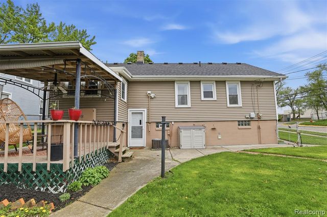237 S Chocolay Avenue, Commerce Twp, MI 48017