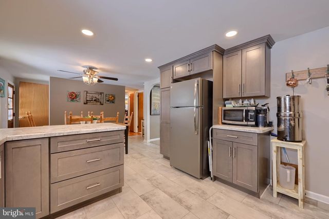 811 W MAIN ST, New Holland, PA 17557