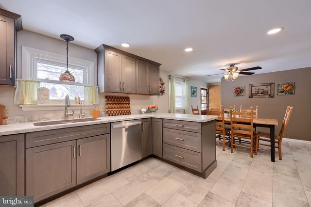 811 W MAIN ST, New Holland, PA 17557