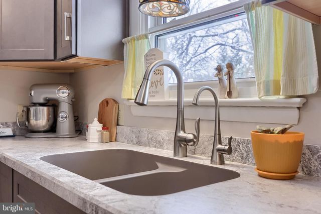 811 W MAIN ST, New Holland, PA 17557