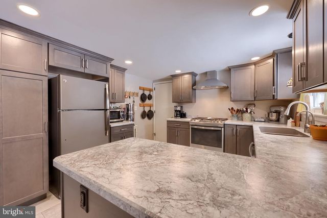 811 W MAIN ST, New Holland, PA 17557