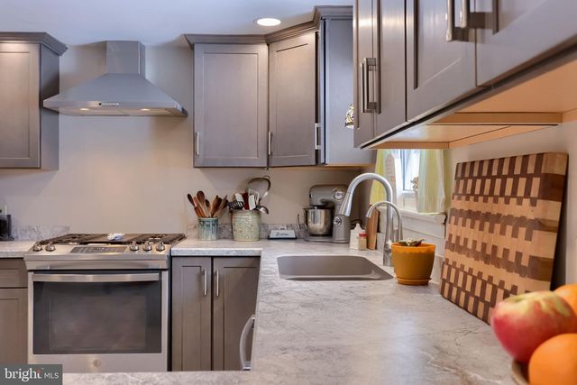 811 W MAIN ST, New Holland, PA 17557