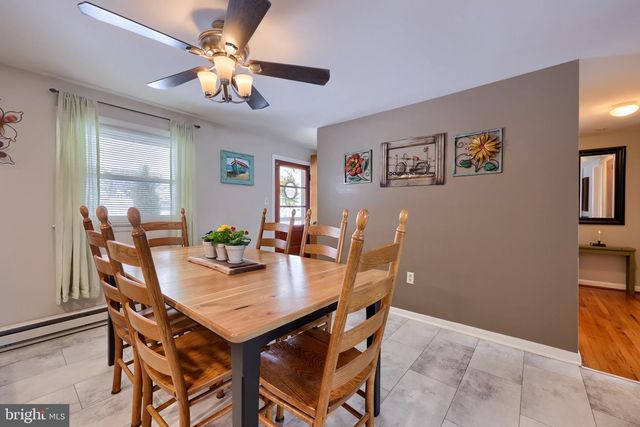 811 W MAIN ST, New Holland, PA 17557