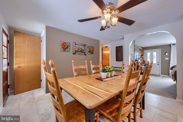 811 W MAIN ST, New Holland, PA 17557