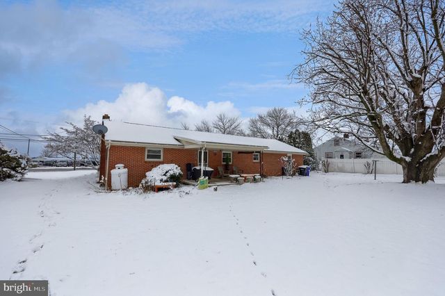 811 W MAIN ST, New Holland, PA 17557