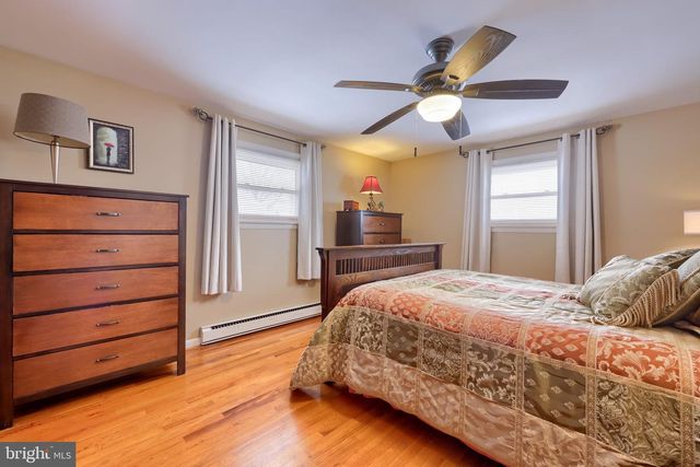 811 W MAIN ST, New Holland, PA 17557