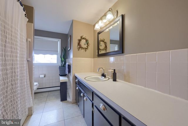 811 W MAIN ST, New Holland, PA 17557