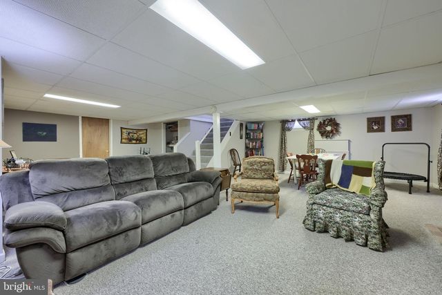 811 W MAIN ST, New Holland, PA 17557