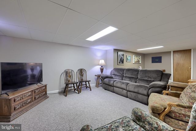 811 W MAIN ST, New Holland, PA 17557