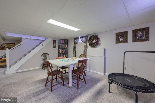 811 W MAIN ST, New Holland, PA 17557