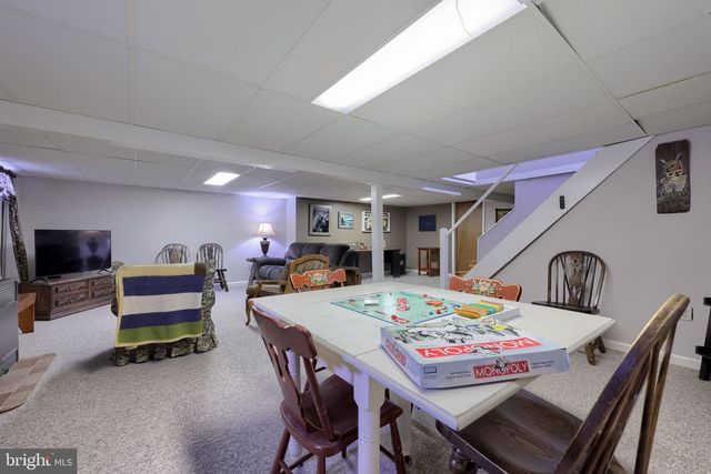 811 W MAIN ST, New Holland, PA 17557