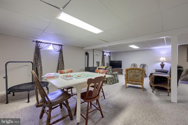 811 W MAIN ST, New Holland, PA 17557