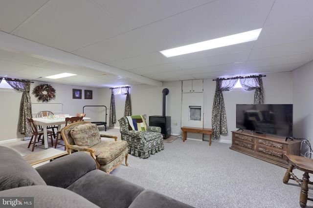 811 W MAIN ST, New Holland, PA 17557